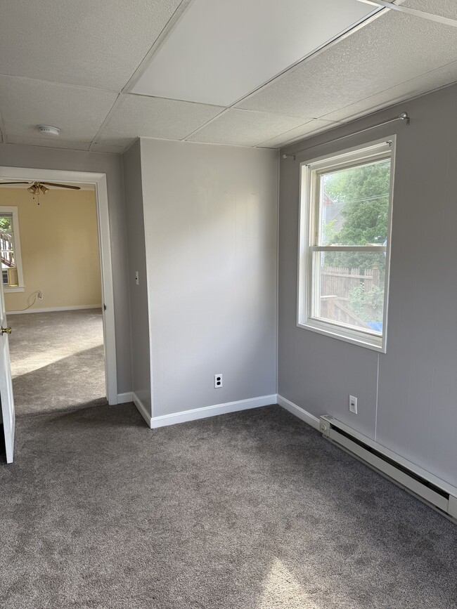 Small bedroom - 10 Silver St Unidad #1 - First floor
