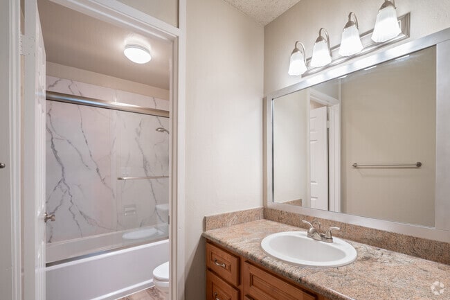 2BR, 1BA - 900SF