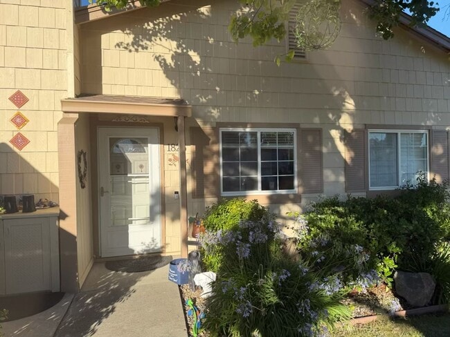 1825 Rhododendron Dr