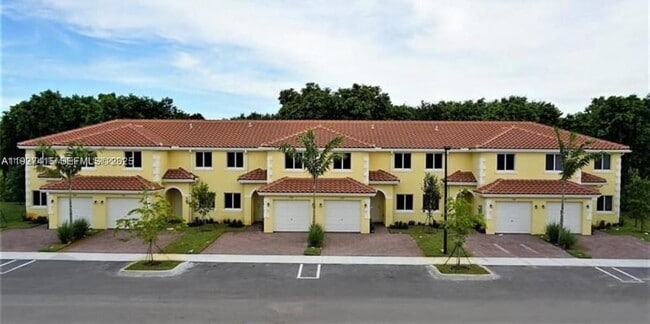 Building Photo - 5331 SW 13th Ct