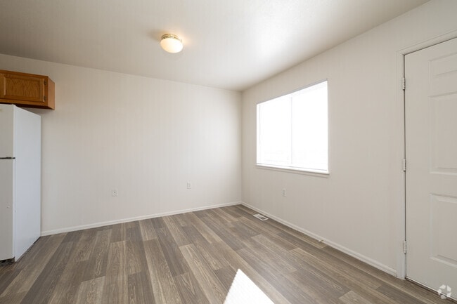 3BR, 2BA - 1,148SF - Dining Area - Stonegate Village Apartments