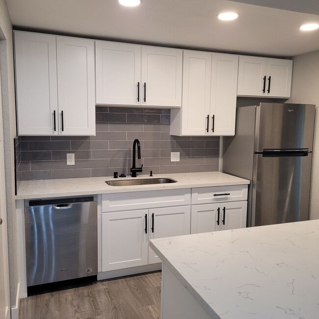 Building Photo - Beautiful 2 Bedroom Condo in Redmond