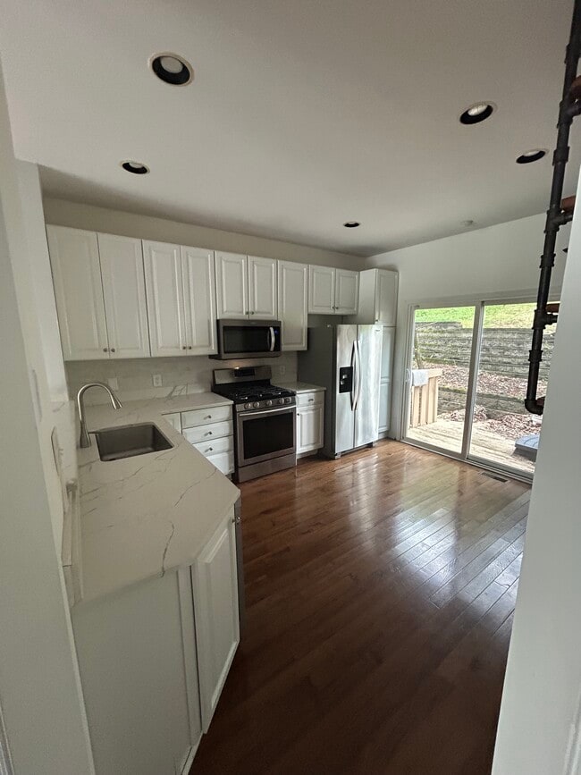560 Empress Ave