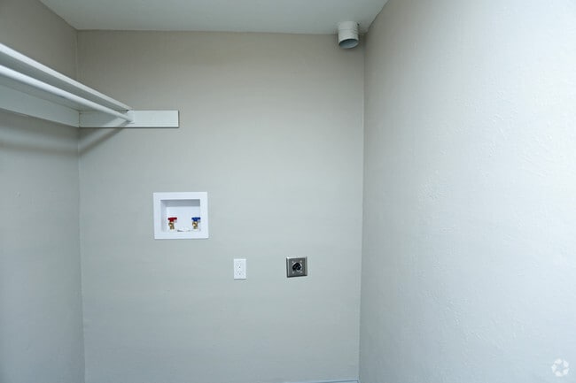 1BR,1BA - 750SF - LAUNDRY CLOSET