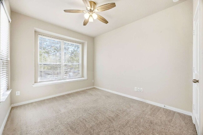 Photo - Spacious 4 bed 2.5 bath home available for rent