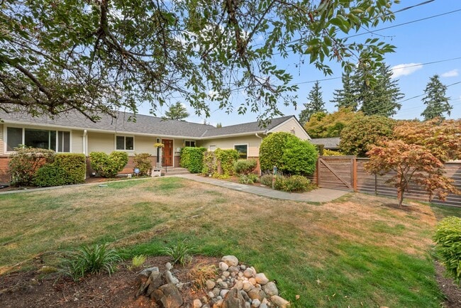 Building Photo - Spacious 4-Bedroom Mid-Century Home in Vie...