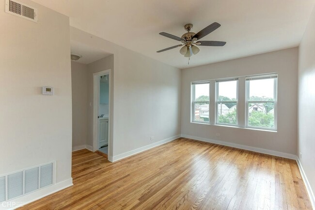 Building Photo - 3358 W Montrose Ave Unit 3FL Rental