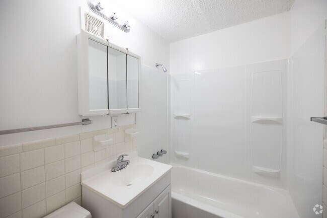 2BR, 1.5BA 778SF