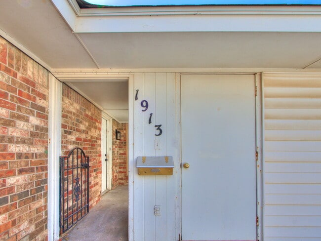 1913 N Moulton Ct