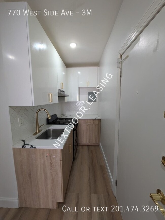Building Photo - 770 West Side Ave Unit 3M
