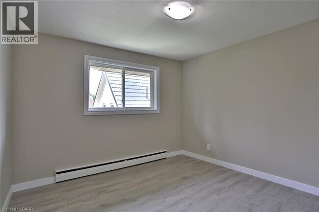 Photo - 240 Duke St E