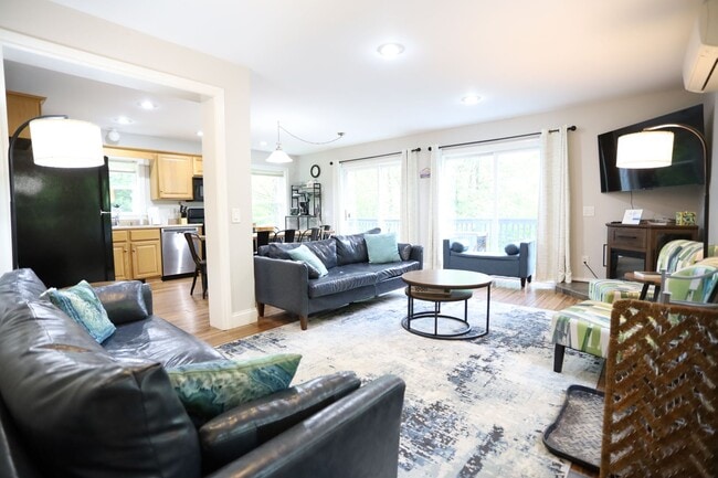 Photo - 4 Bed FURNISHED Winter Seasonal - Private Home Close to Ski Mountains! - $2940/mo, 6mo Lease