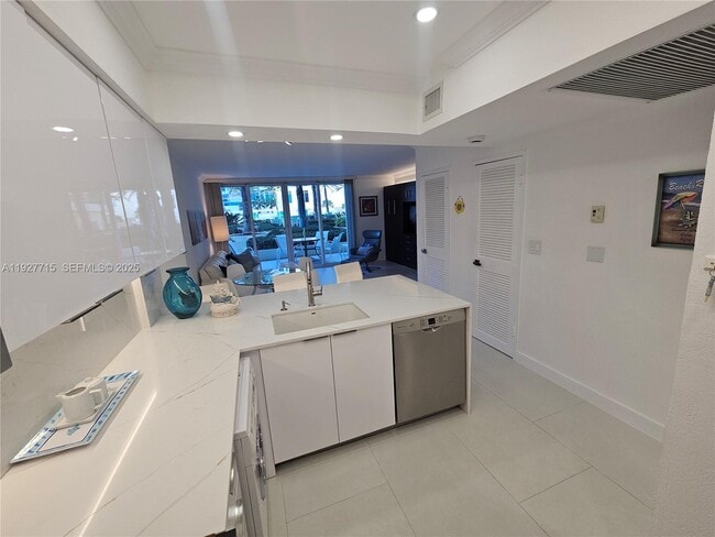 Photo - 2501 S Ocean Dr Unidad L17 (available Dec 9)