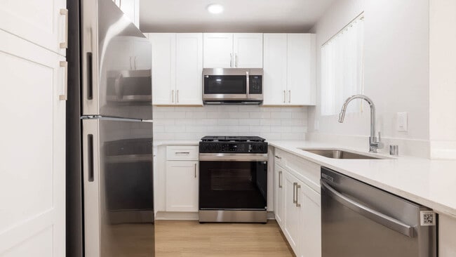 Cocina con electrodomésticos de acero inoxidable - Oak Park Apartment Homes