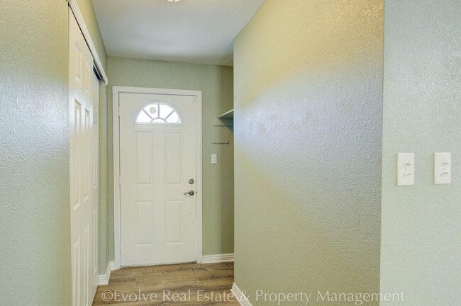 Photo - Evolve Real Estate: Charming Ranch Style Retreat In the Heart of Denver, 15 minutes to Downtown D...