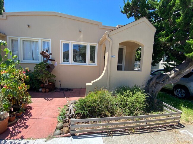 Building Photo - PRINCE STREET Triplex Unit 2016 Prince Street Rental