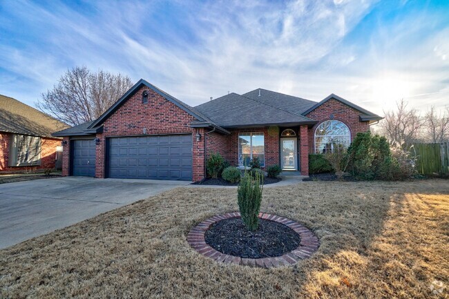 Building Photo - Spacious 4-Bedroom Retreat in Oklahoma City Rental