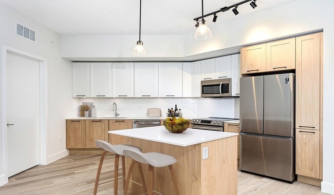 Disfrute de planos abiertos con abundante luz natural. - The Reserve at Coconut Point