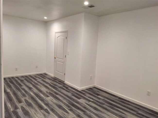 Photo - 325 Sunderland Way