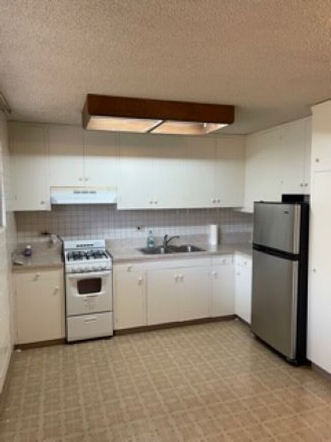 2 bedroom/ 1 bathroom/ 1 covered parking s... - 2 bedroom/ 1 bathroom/ 1 covered parking s... Condo Unit 303