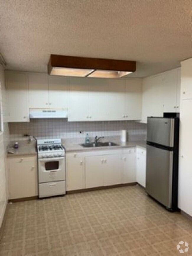 Building Photo - 2 bedroom/ 1 bathroom/ 1 covered parking s... Unit 303 Rental