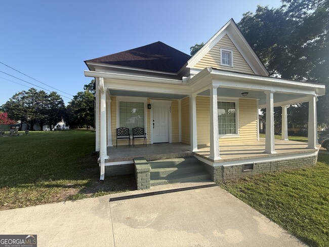 Photo - 331 College St