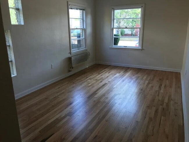 Building Photo - Vintage Community Located Near Downtown, ... Unit 102E Rental