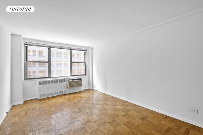 Photo - 209 E 56th St