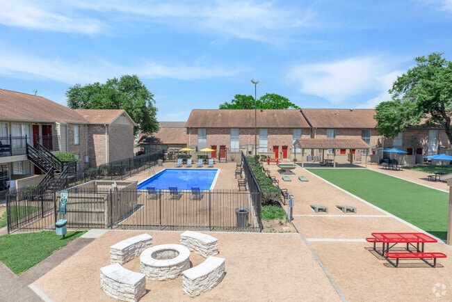 Outdoor Amenity Area - Summervale Apartments