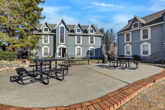 Center Courtyard Picnic Area - Gold Creek Village Rental