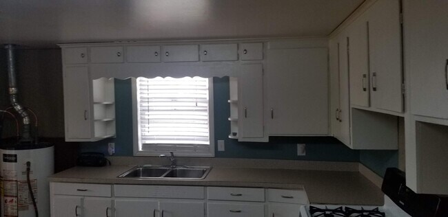 Large kitchen - 11277 Jerusalem Rd