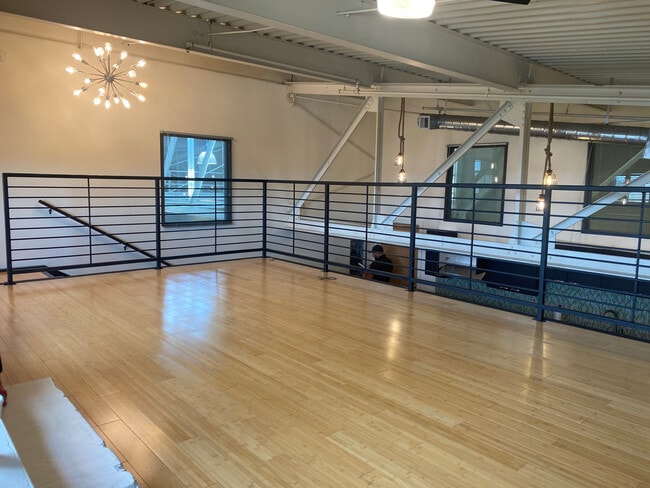 Piso superior - 300 Tijeras Ave NE Unidad 411