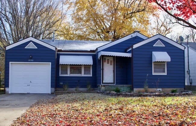Building Photo - Adorable 2 bed/1 bath home with garage and...