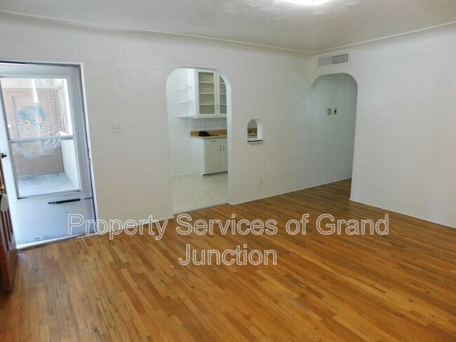 Photo - 742 Bunting Ave