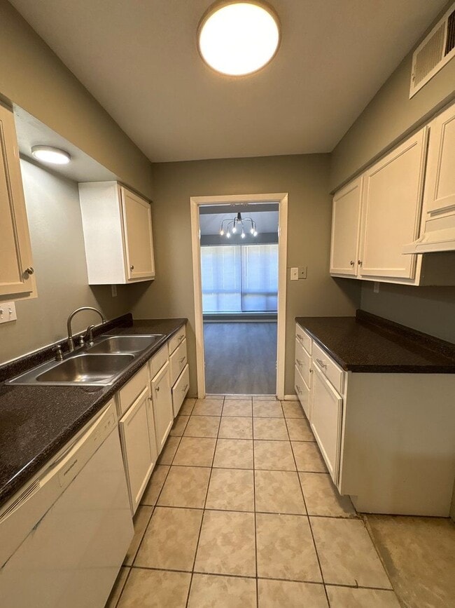 Photo - Newly Refreshed 3 bedroom 2 bath duplex