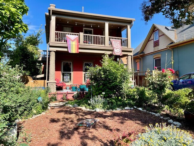 Building Photo - Charming 2BR/3BA Historic Home in the Aven...