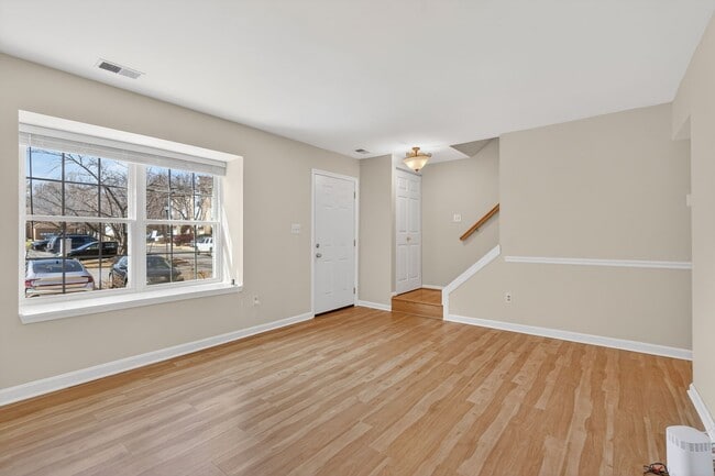 Photo - 8 Suncroft Ct