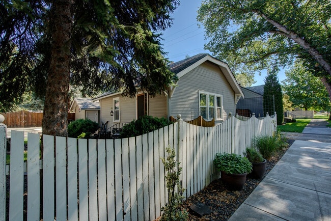 Photo - 1 Bed/1Ba.. Adorable Bungalow in Prime North End Location!