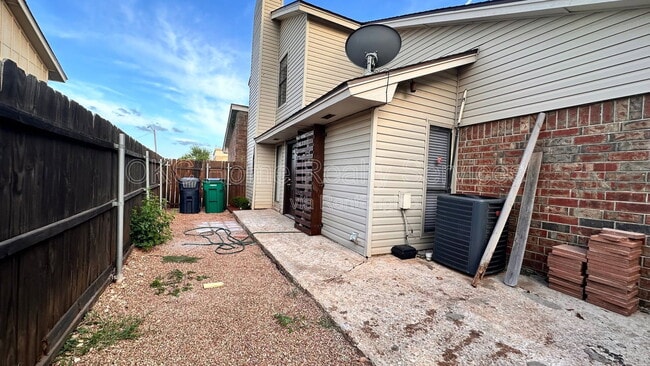 Photo - 6715 Lyrewood Ln