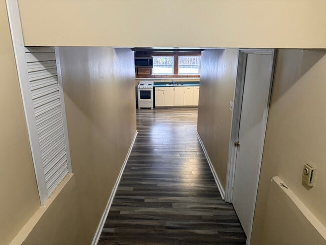 Building Photo - 100 Green Lake Cres Unit Spacious Bright Basement