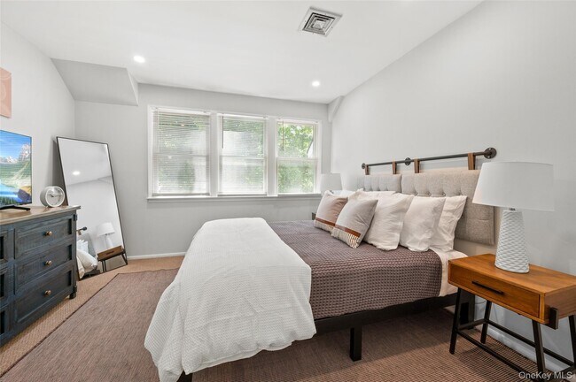 49 Canoe Place Rd Unit 312