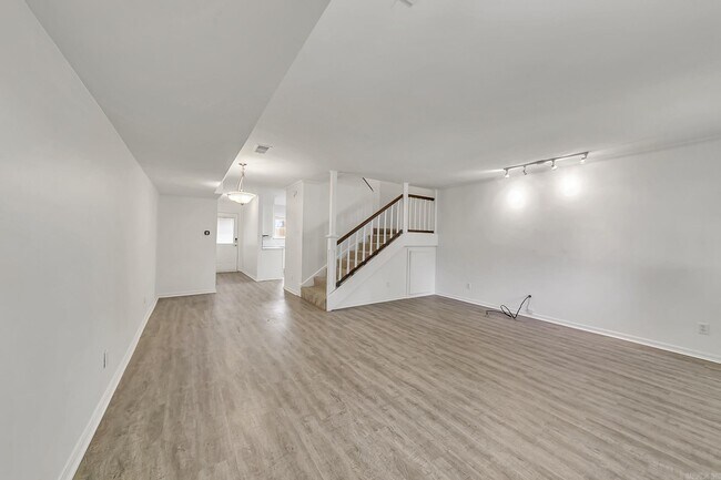 Photo - 403 W 4th St