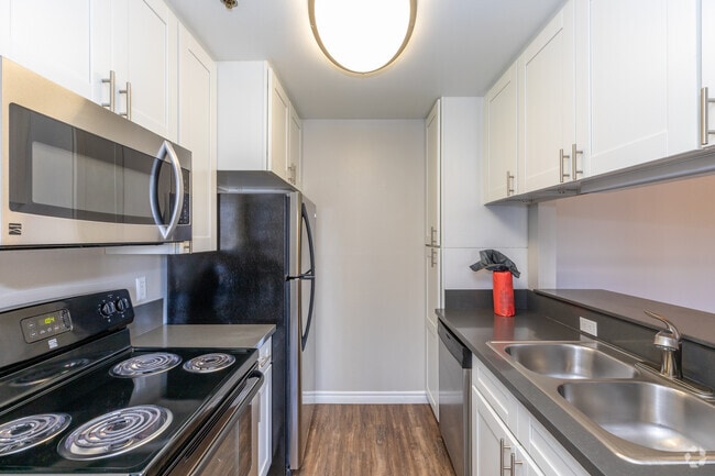 2BR, 2BA - 841SF