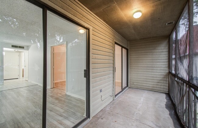 Building Photo - 10110 Forum W Dr Unit 523