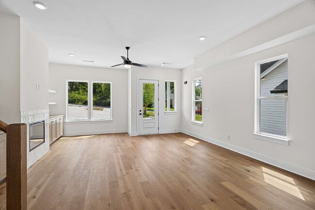 "Chic Nashville Townhouse: 3 Beds, 3 Baths, with Granite Elegance & Cozy Fireplace!"