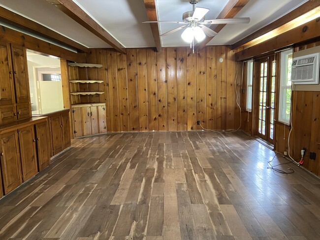 Building Photo - 212 Westwood Dr Unit 212 Westwood Dr, 3 Rental
