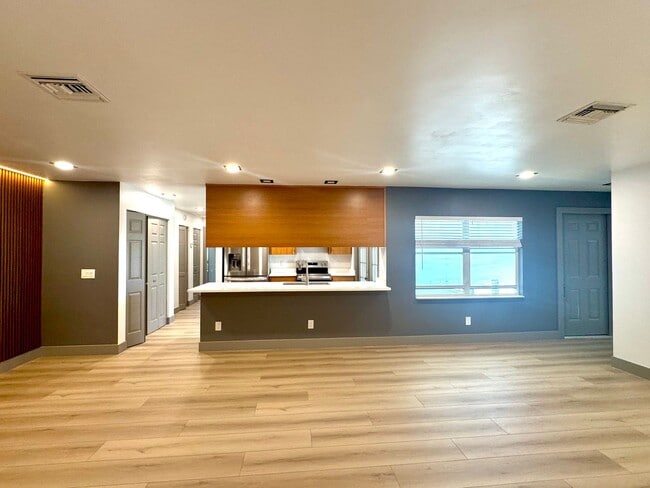 Building Photo - 2bd 2bath newly remodeled townhouse - Avai...