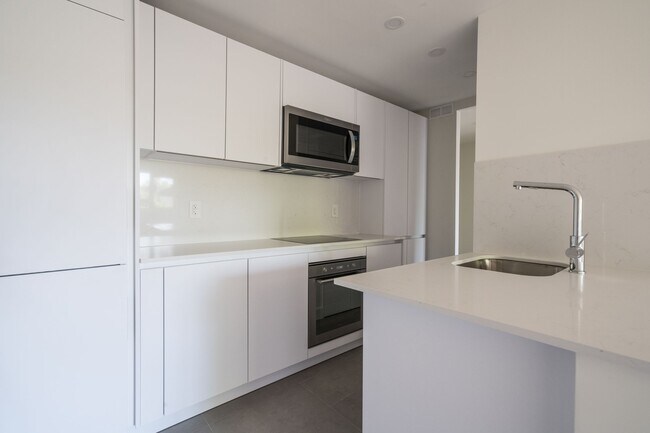 Building Photo - 111 Lawton Blvd Unit 704