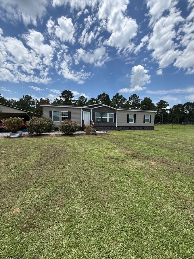 Enjoy Wide Open Spaces – Charming Home with Massive Yard - Enjoy Wide Open Spaces – Charming Home with Massive Yard
