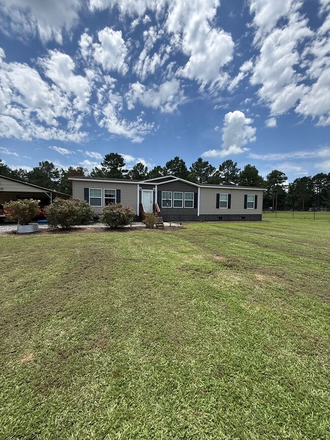 Building Photo - Enjoy Wide Open Spaces – Charming Home with Massive Yard